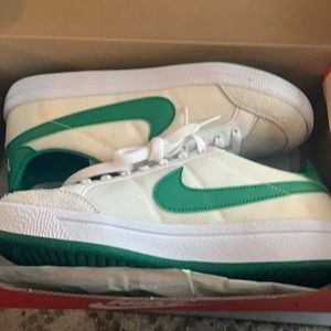 Men’s NIKE size 8